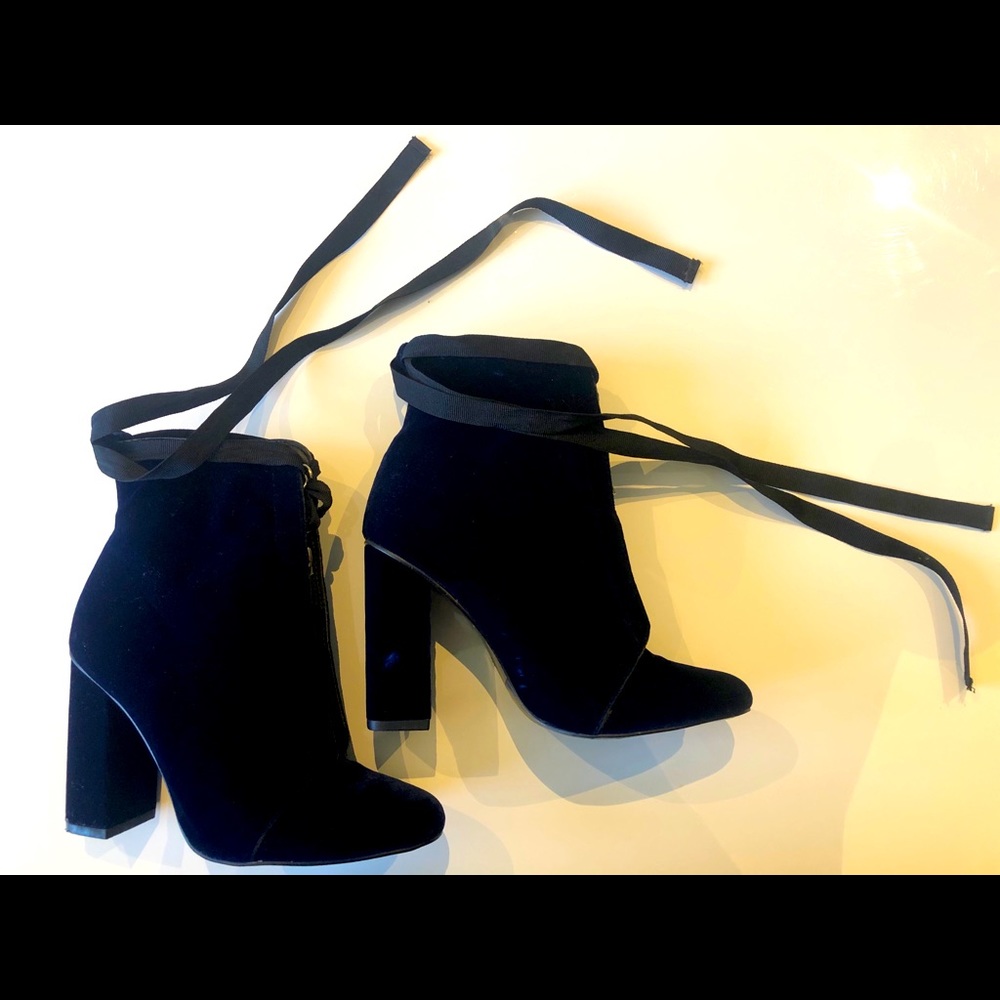 Zara Ankle velvet bottie. Chic and elegant style